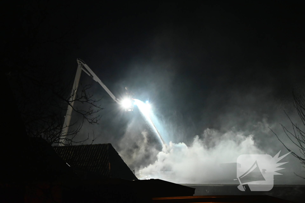 Grote uitslaande brand in gebouw