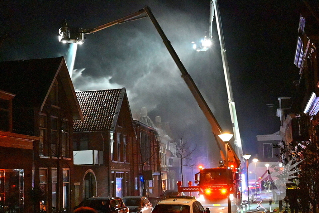 Grote uitslaande brand in gebouw