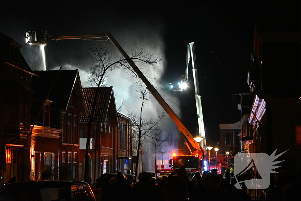 Grote uitslaande brand in gebouw