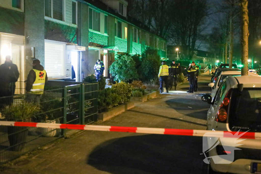 Explosief gaat af bij voordeur, politie start onderzoek