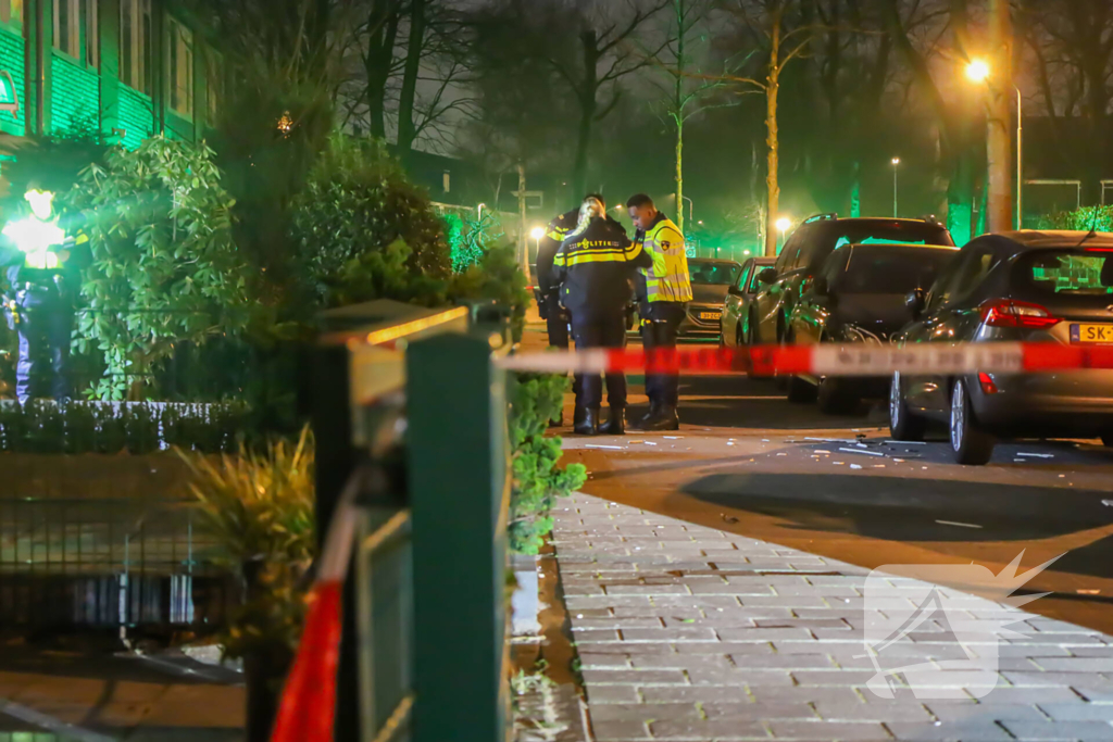 Explosief gaat af bij voordeur, politie start onderzoek