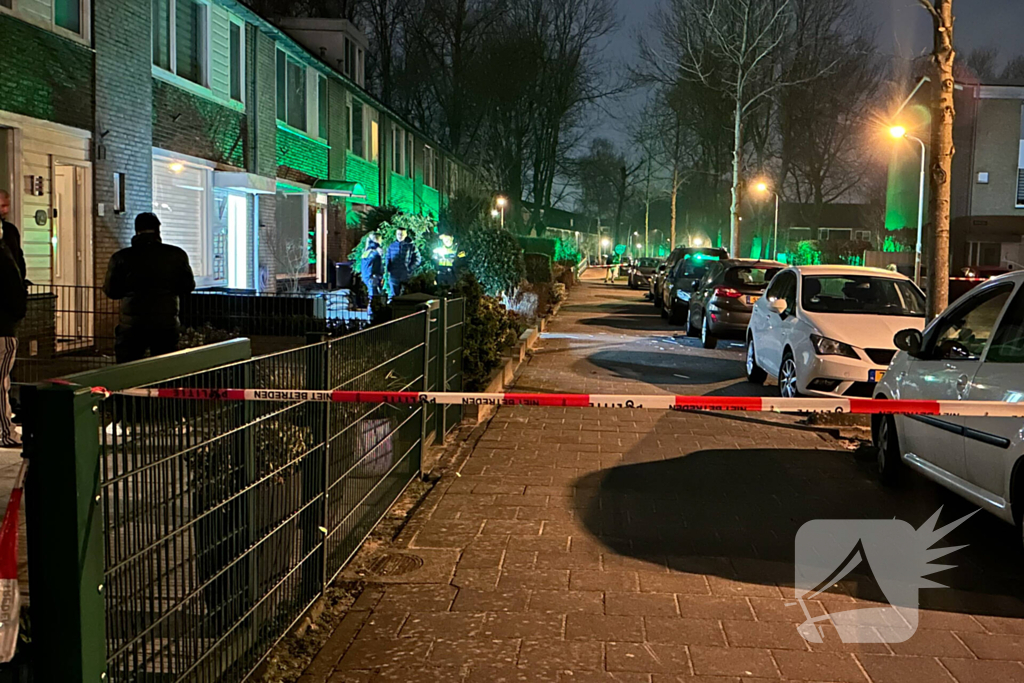 Explosief gaat af bij voordeur, politie start onderzoek