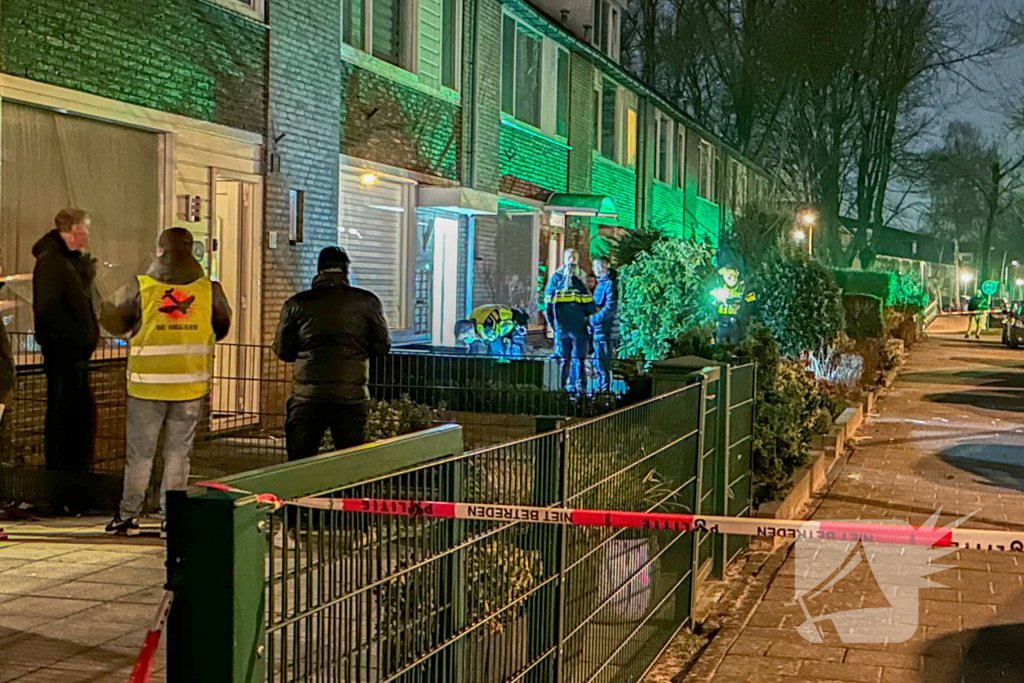 Explosief gaat af bij voordeur, politie start onderzoek