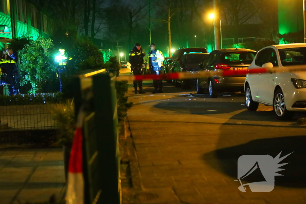 Explosief gaat af bij voordeur, politie start onderzoek