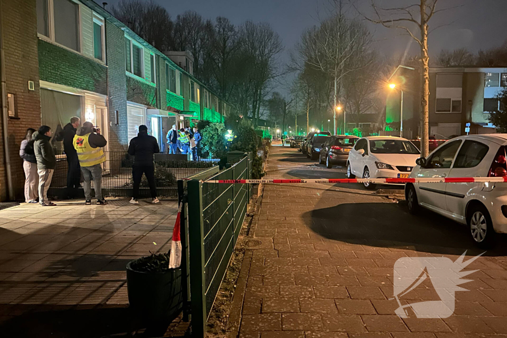 Explosief gaat af bij voordeur, politie start onderzoek