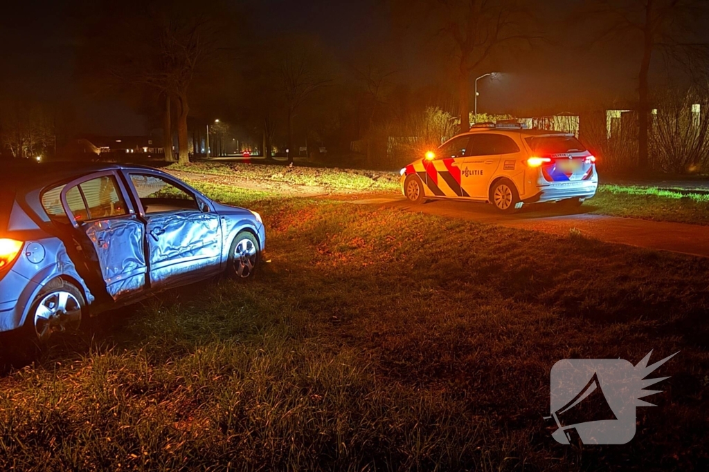 Auto vliegt uit bocht, Bestuurder aangehouden