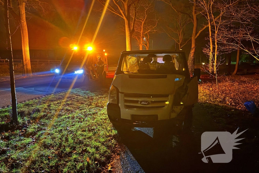 Personenbus met arbeidsmigranten botst op boom, inzittenden spoorloos