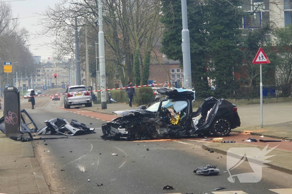 Voertuig crasht na achtervolging, politie zoekt voortvluchtige