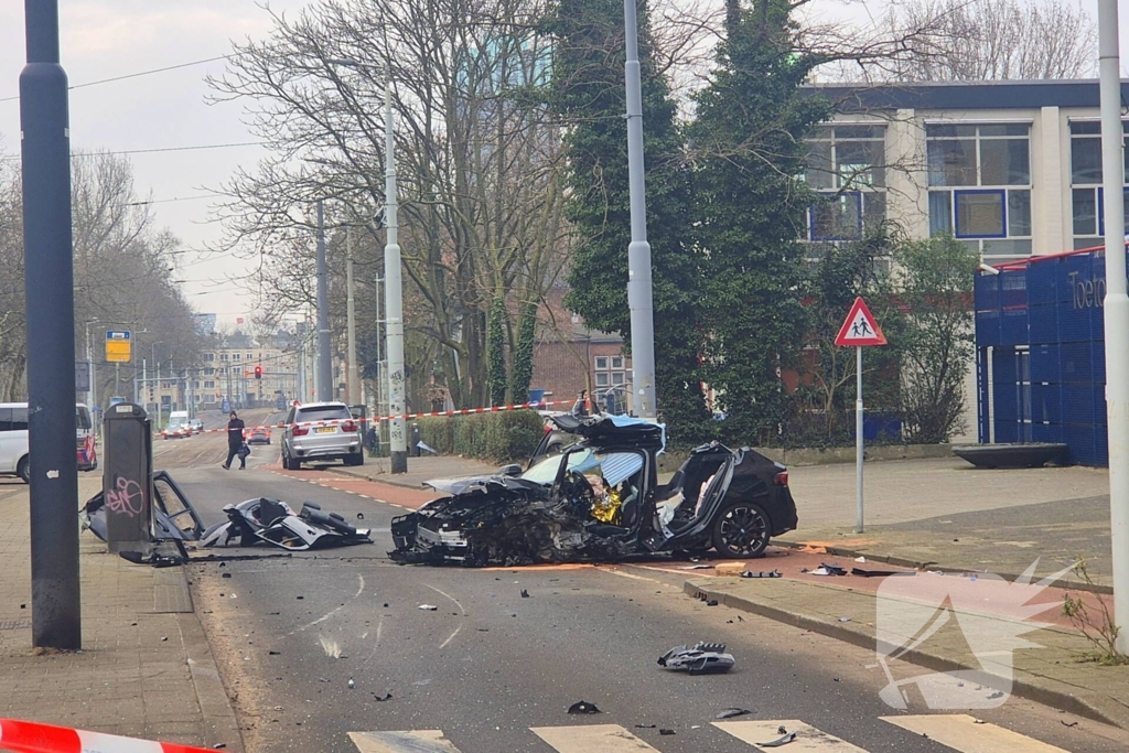 Voertuig crasht na achtervolging, politie zoekt voortvluchtige