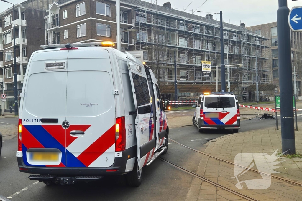 Voertuig crasht na achtervolging, politie zoekt voortvluchtige