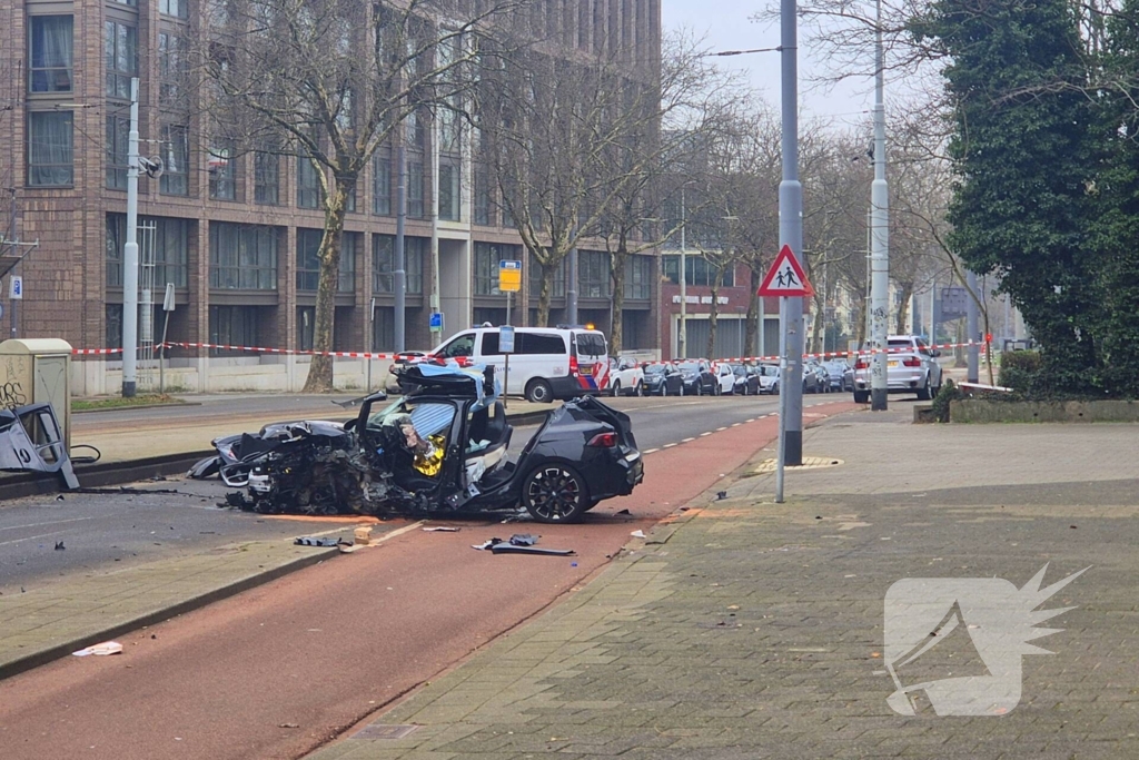 Voertuig crasht na achtervolging, politie zoekt voortvluchtige