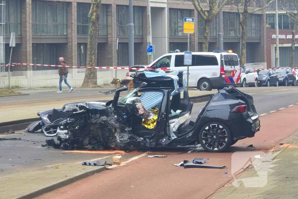 Voertuig crasht na achtervolging, politie zoekt voortvluchtige