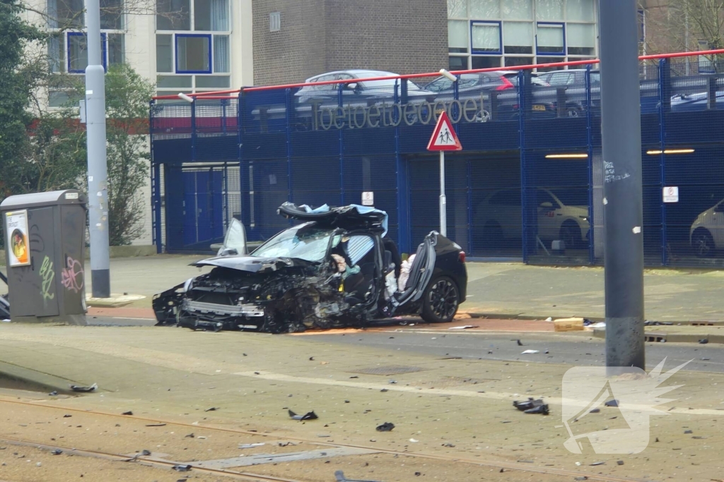 Voertuig crasht na achtervolging, politie zoekt voortvluchtige