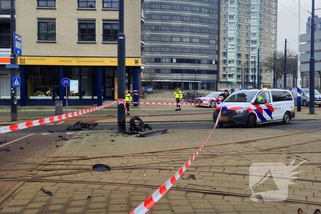 Voertuig crasht na achtervolging, politie zoekt voortvluchtige