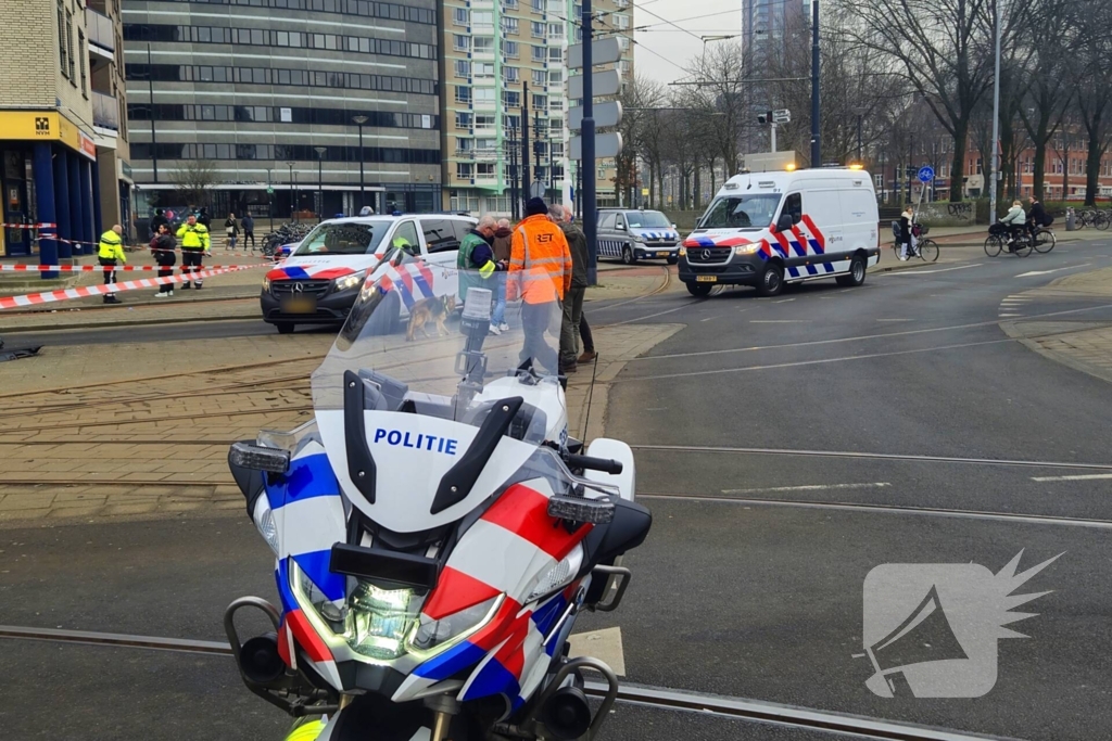 Voertuig crasht na achtervolging, politie zoekt voortvluchtige