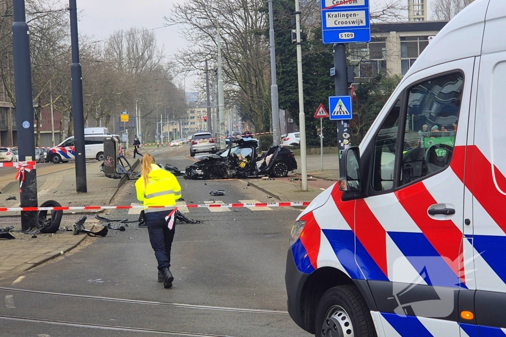 Voertuig crasht na achtervolging, politie zoekt voortvluchtige
