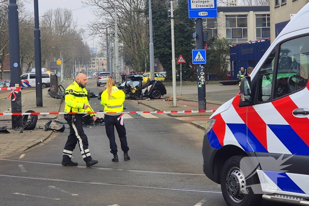 Voertuig crasht na achtervolging, politie zoekt voortvluchtige