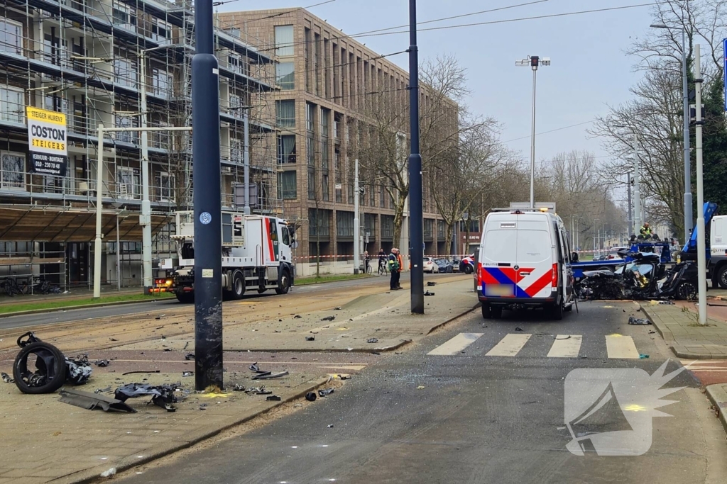 Voertuig crasht na achtervolging, politie zoekt voortvluchtige