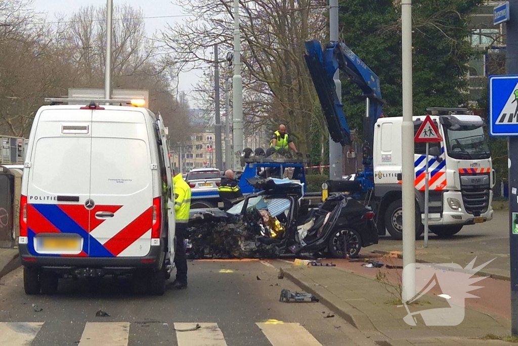 Voertuig crasht na achtervolging, politie zoekt voortvluchtige