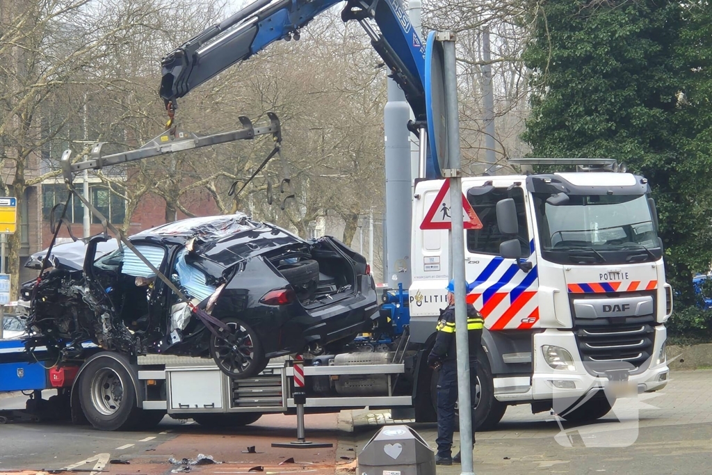 Voertuig crasht na achtervolging, politie zoekt voortvluchtige