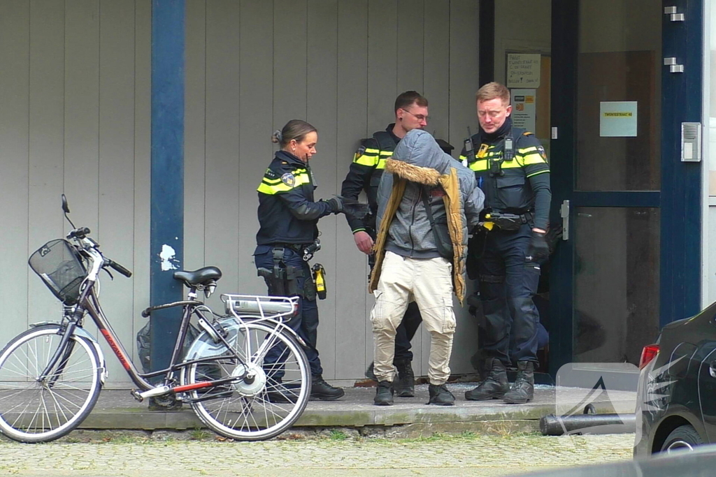 Politie treedt kantoorgebouw binnen na melding inbraak