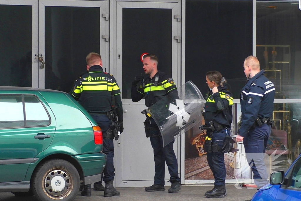 Politie treedt kantoorgebouw binnen na melding inbraak