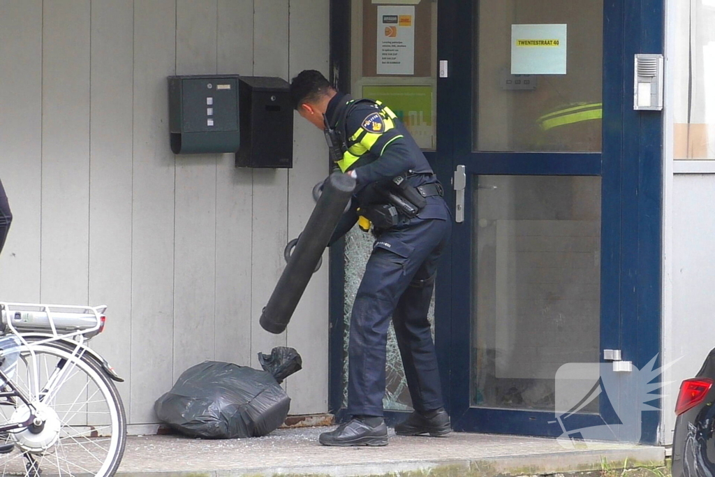 Politie treedt kantoorgebouw binnen na melding inbraak