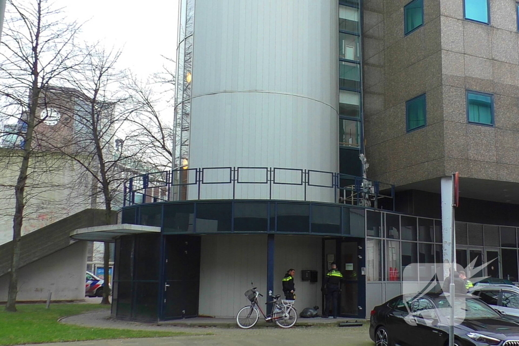 Politie treedt kantoorgebouw binnen na melding inbraak