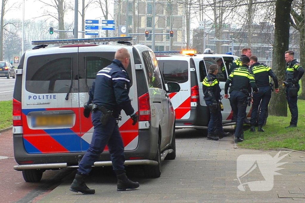 Politie treedt kantoorgebouw binnen na melding inbraak