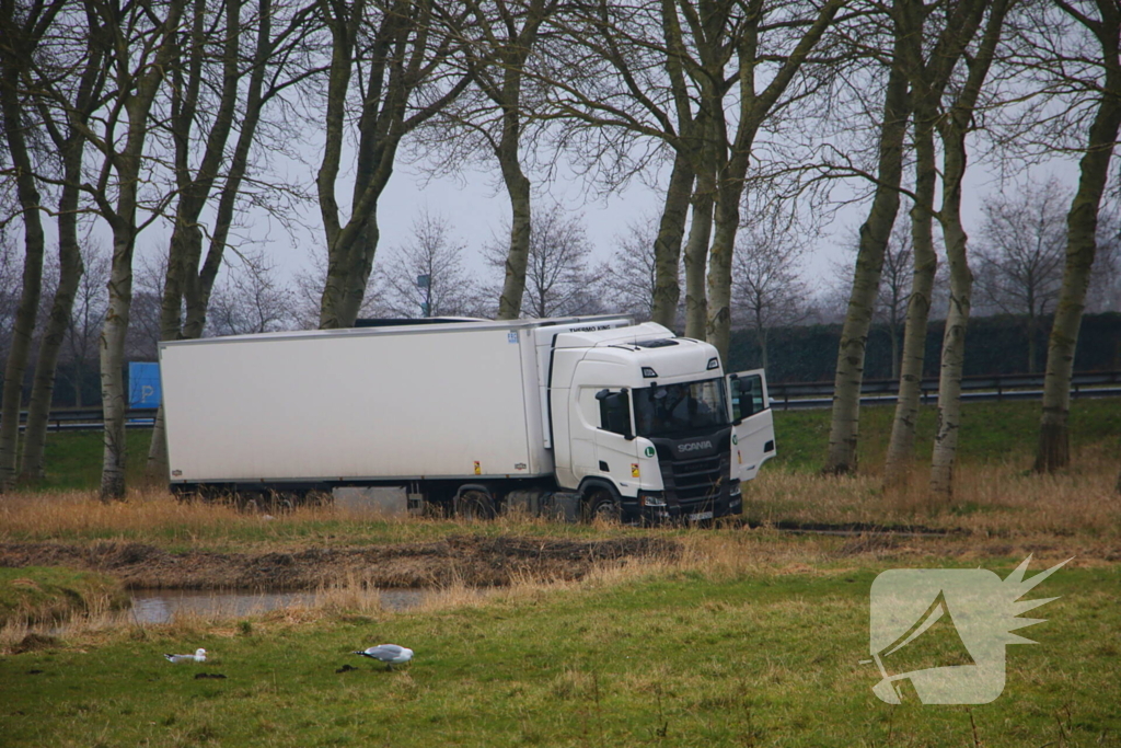 Vrachtwagenchauffeur rijdt zichzelf vast op fietspad