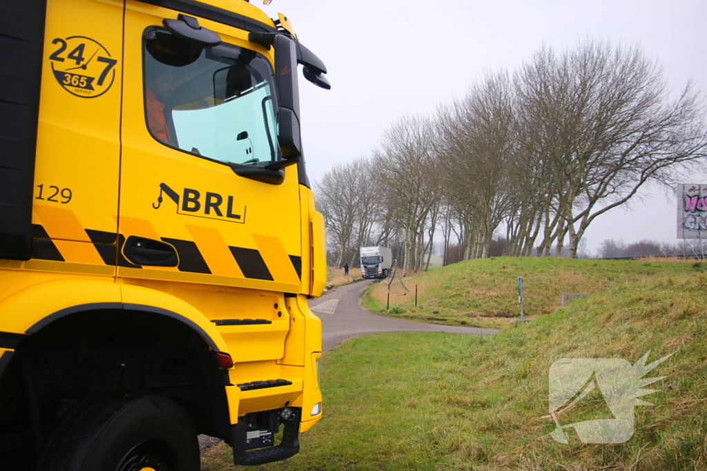 Vrachtwagenchauffeur rijdt zichzelf vast op fietspad