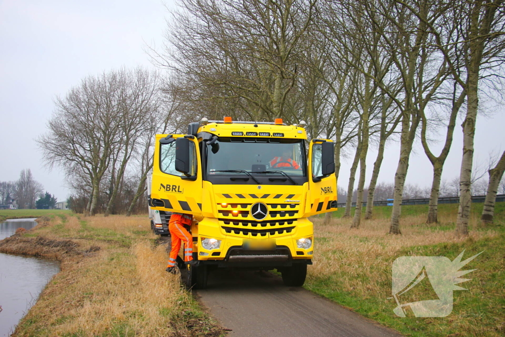 Vrachtwagenchauffeur rijdt zichzelf vast op fietspad