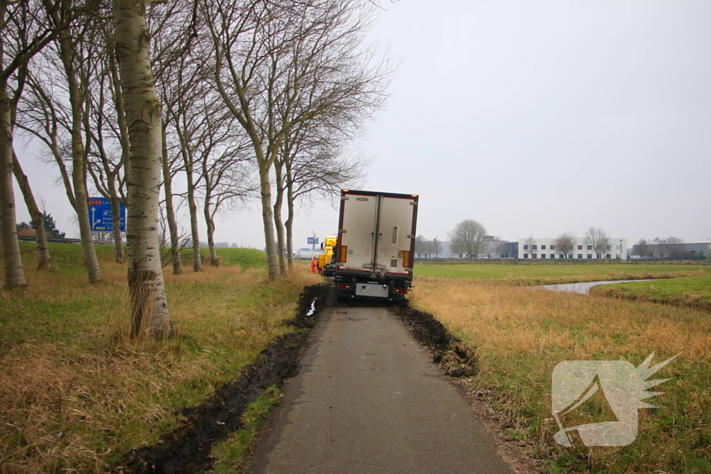 Vrachtwagenchauffeur rijdt zichzelf vast op fietspad