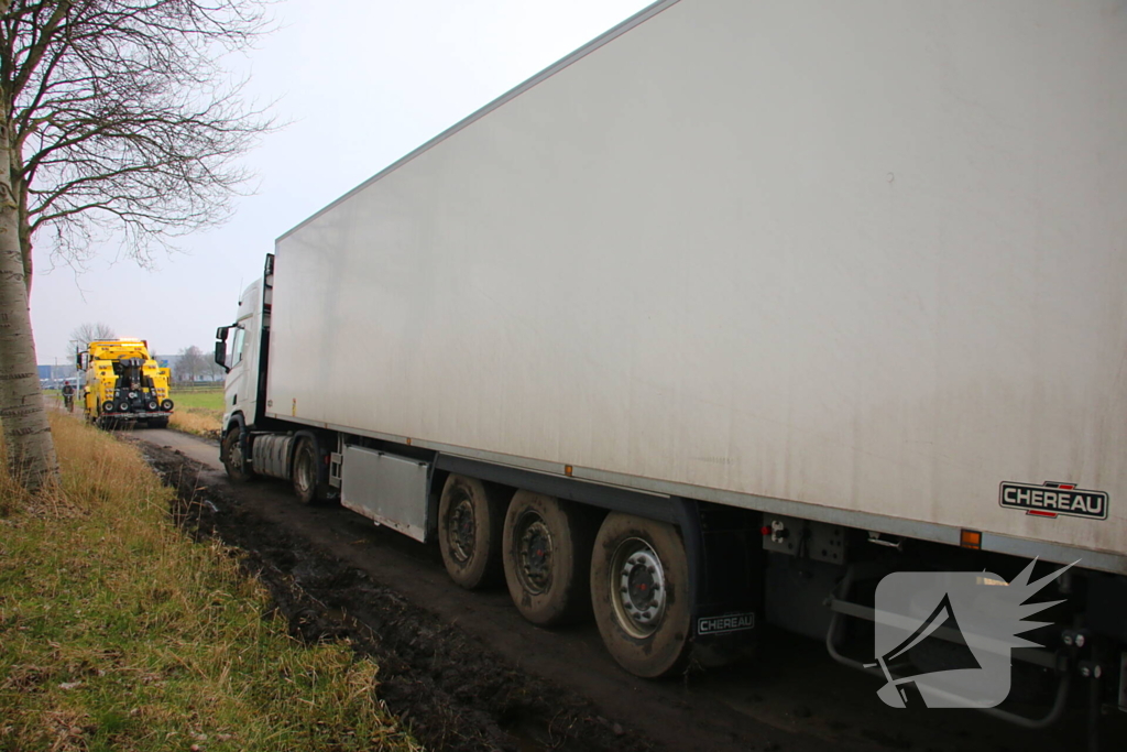 Vrachtwagenchauffeur rijdt zichzelf vast op fietspad