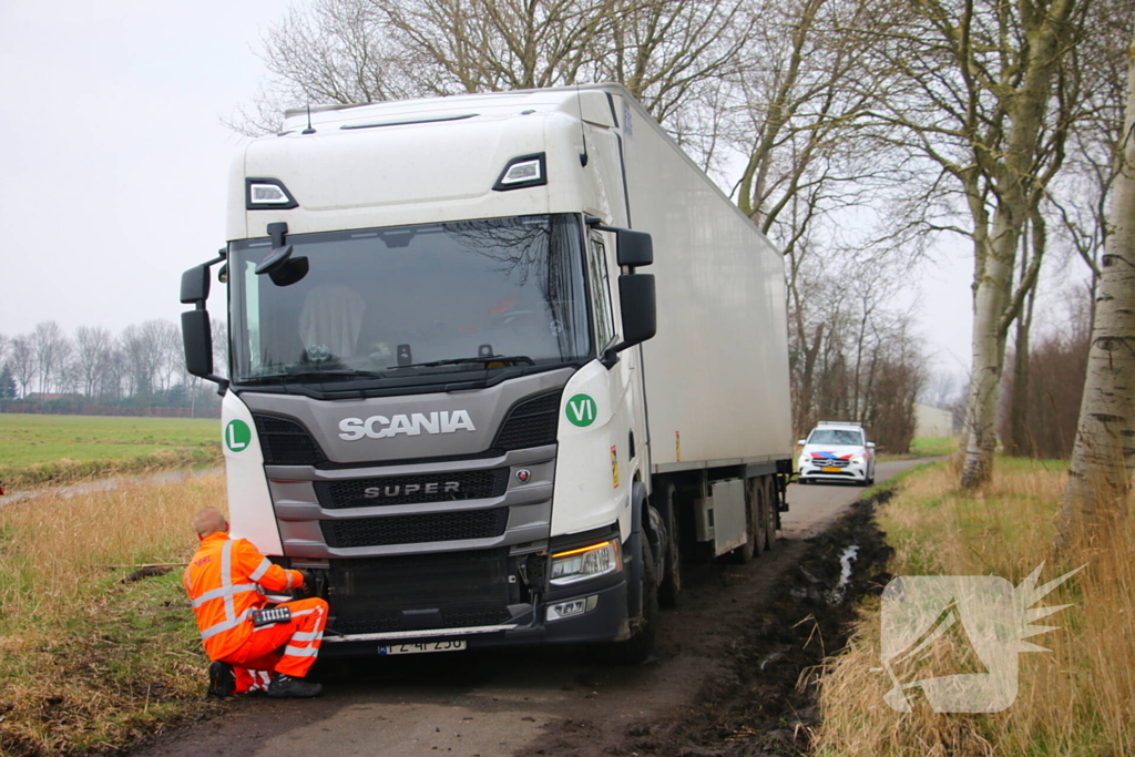Vrachtwagenchauffeur rijdt zichzelf vast op fietspad