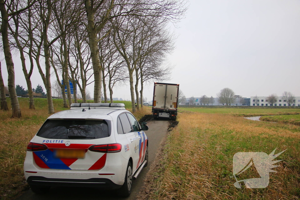 Vrachtwagenchauffeur rijdt zichzelf vast op fietspad