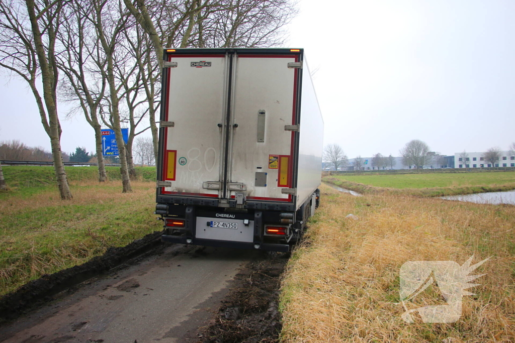 Vrachtwagenchauffeur rijdt zichzelf vast op fietspad