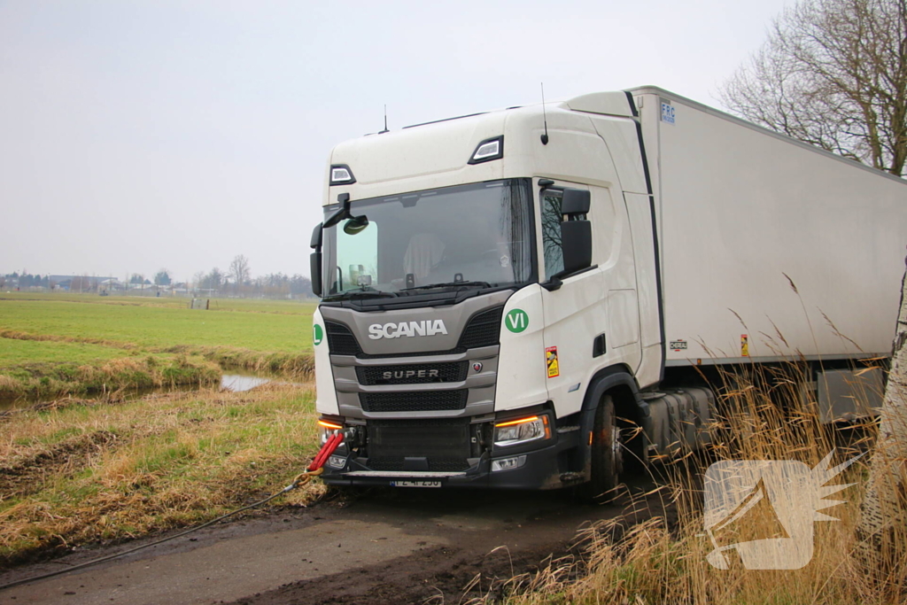 Vrachtwagenchauffeur rijdt zichzelf vast op fietspad