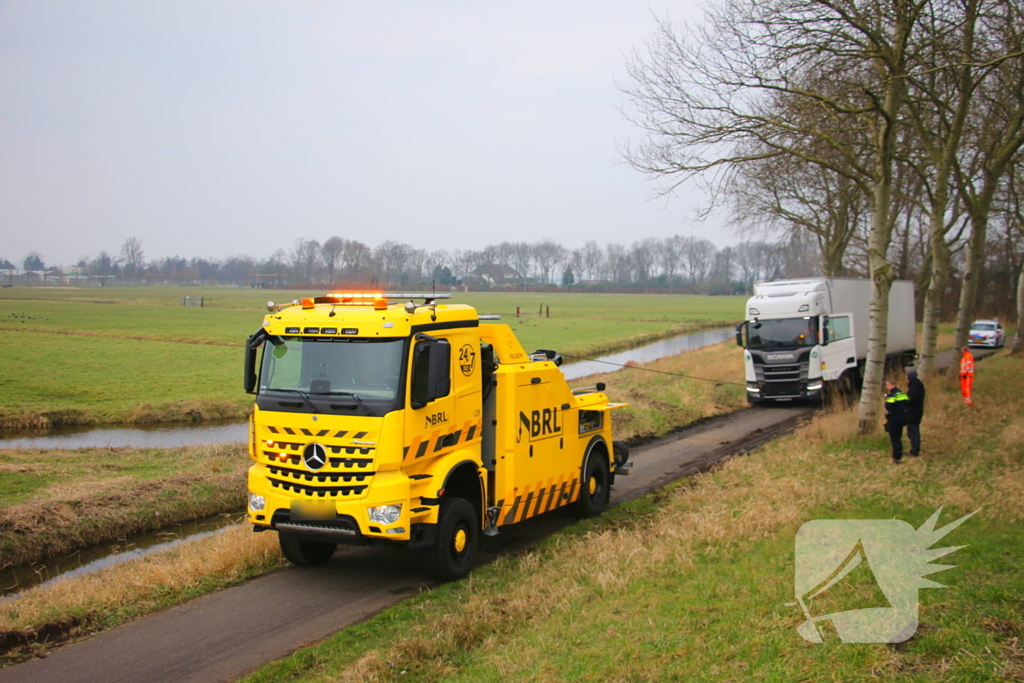 Vrachtwagenchauffeur rijdt zichzelf vast op fietspad