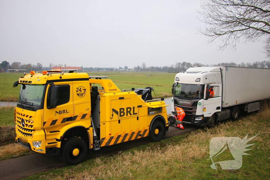 Vrachtwagenchauffeur rijdt zichzelf vast op fietspad