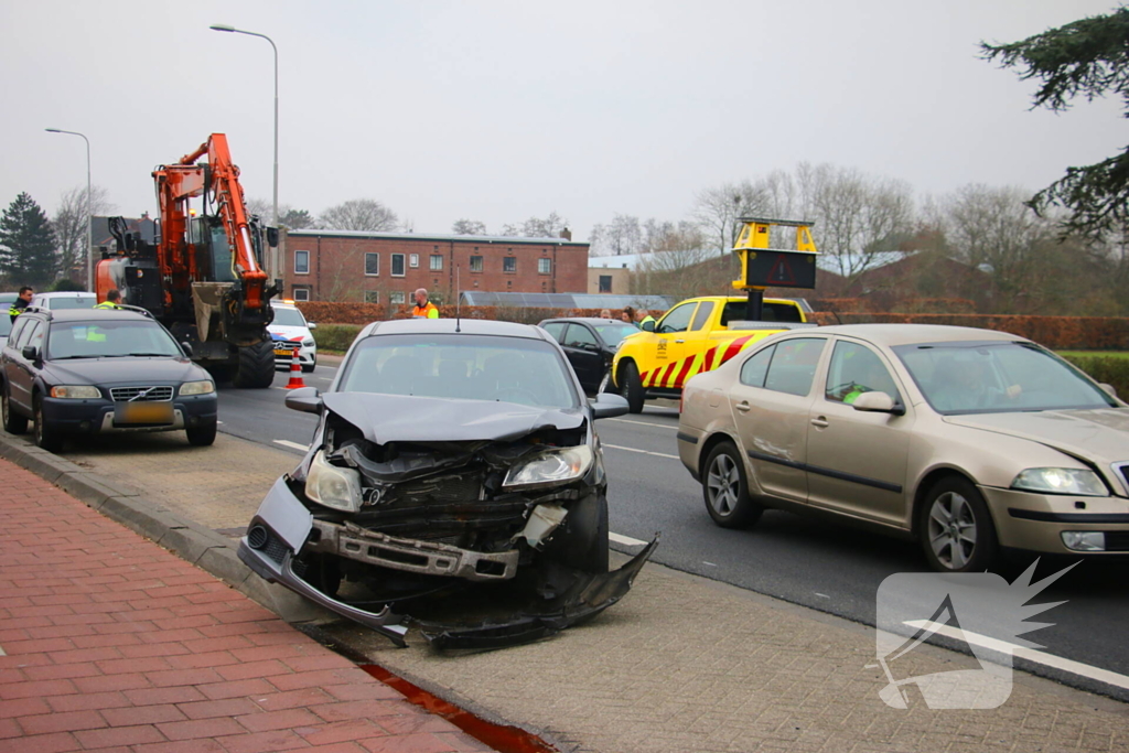 Twee gewonden bij botsing, weg tijdelijk afgesloten