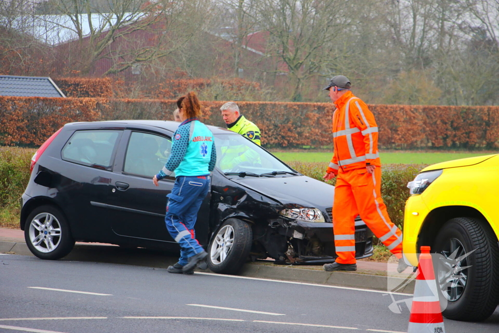 Twee gewonden bij botsing, weg tijdelijk afgesloten