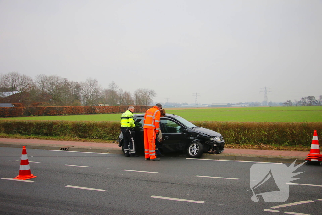 Twee gewonden bij botsing, weg tijdelijk afgesloten
