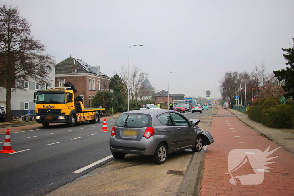 Twee gewonden bij botsing, weg tijdelijk afgesloten