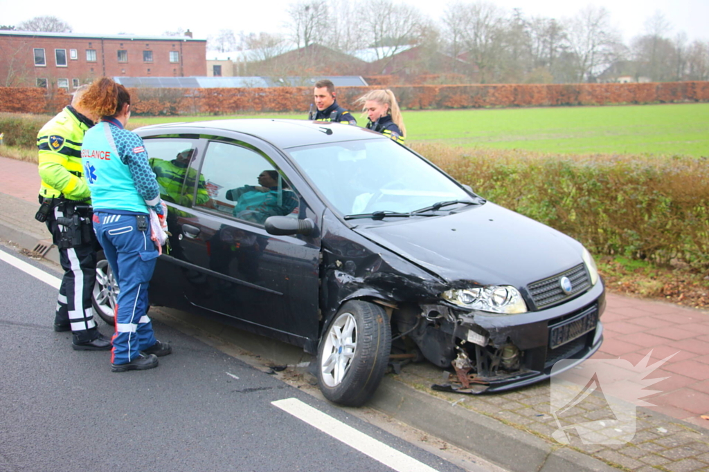 Twee gewonden bij botsing, weg tijdelijk afgesloten