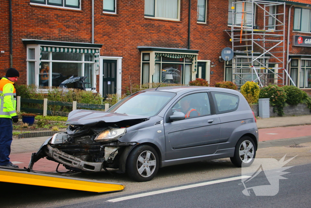 Twee gewonden bij botsing, weg tijdelijk afgesloten