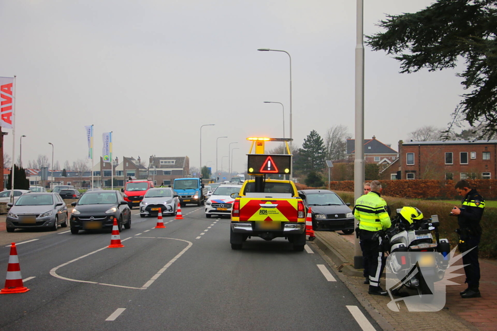 Twee gewonden bij botsing, weg tijdelijk afgesloten