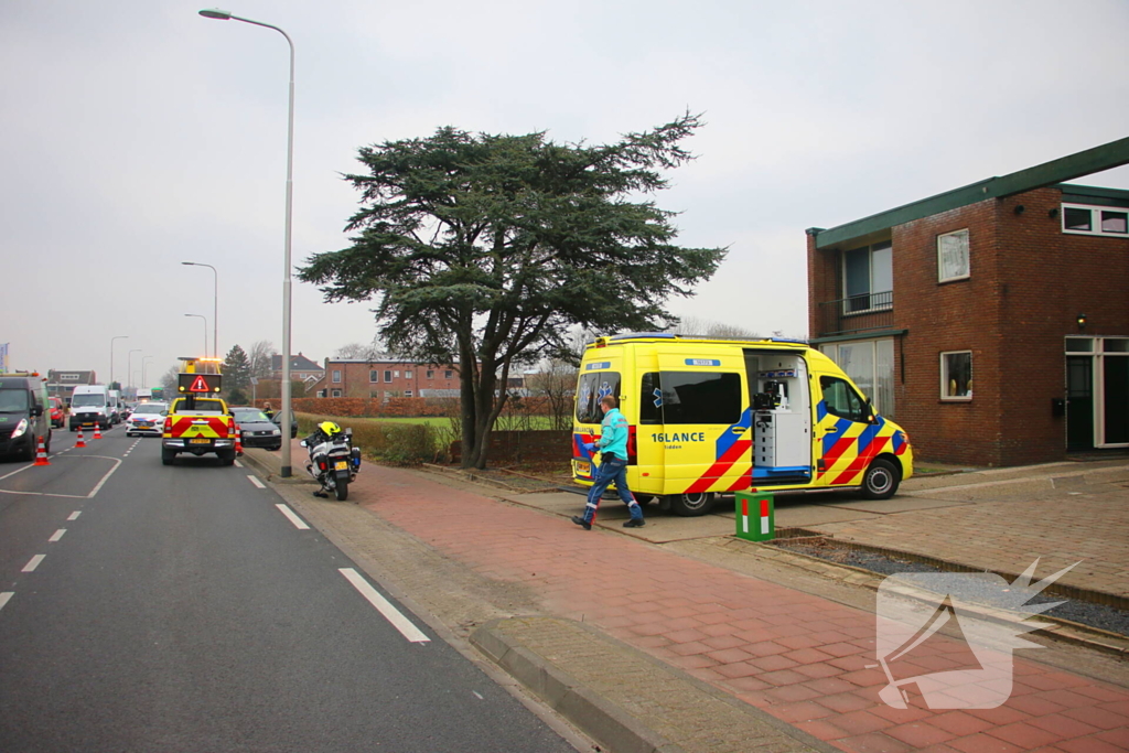 Twee gewonden bij botsing, weg tijdelijk afgesloten