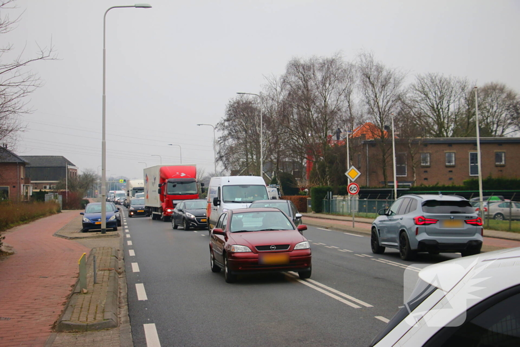 Twee gewonden bij botsing, weg tijdelijk afgesloten