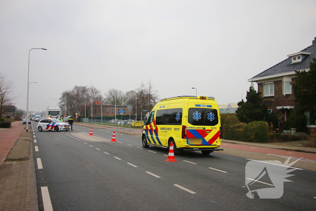 Twee gewonden bij botsing, weg tijdelijk afgesloten